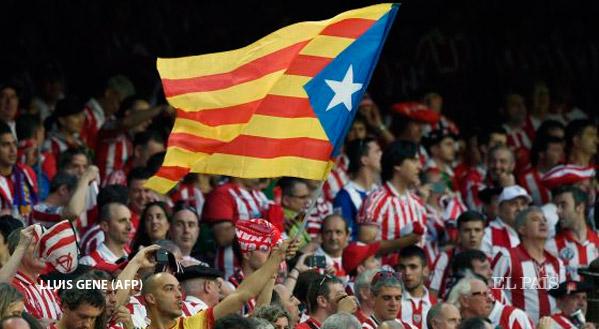 el_pais's tweet photo. Gran pitada al himno de España #CopaDelRey http://t.co/rYR3WOaEz4 Arranca el partido entre Athletic y Barcelona http://t.co/H2MZfkvpPc