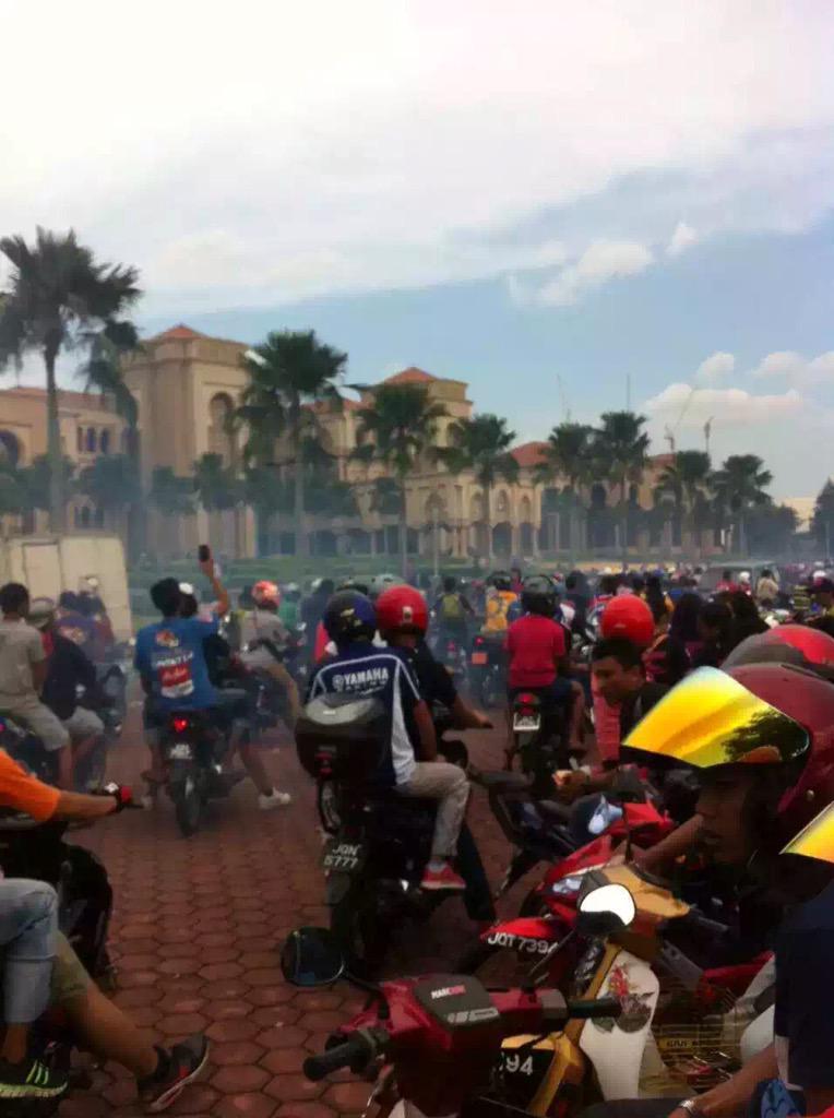 vinilopie's tweet photo. Terbaik Toqqq S.K 4.0 Nusajaya Johor..Salute 2 All Rider..!! #SerlahkanKehebatan #ModenasGT128 #30May2015 #Johor http://t.co/F5qBEaWo4s