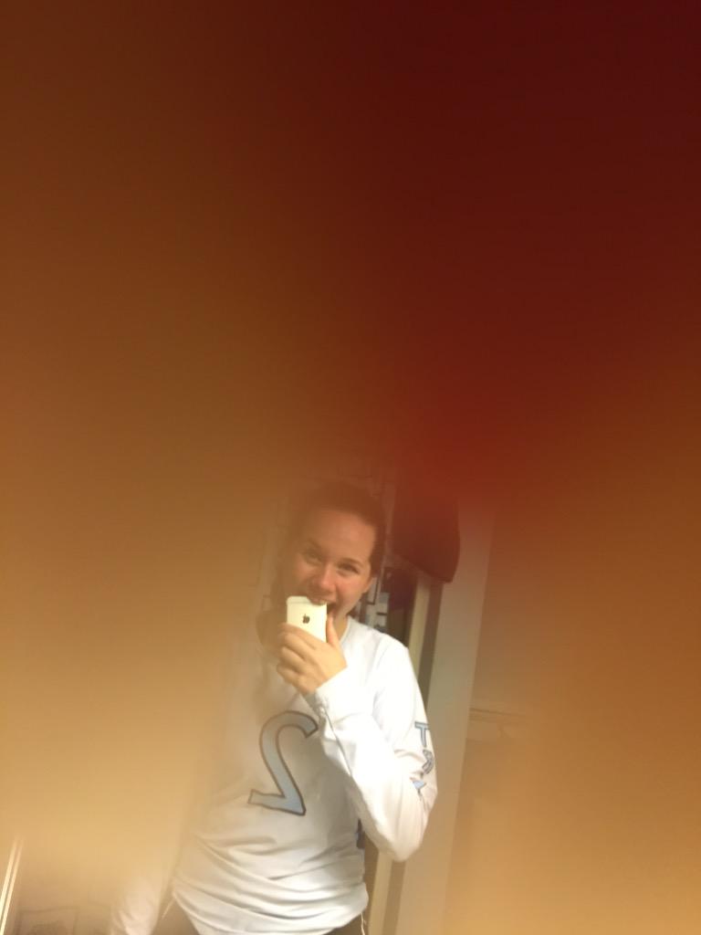 leahhauserr's tweet photo. When you can't find the right lighting for your selfie so you just use your gap instead http://t.co/TooFcTpCzk