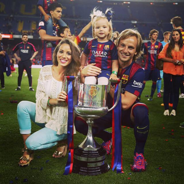 ivanrakitic's tweet photo. Campeones.!!!😃❤️🏆 Celebrando con mis princesas.! Vamos a lo que queda.! Vamos Barça.!!! @rakelmauri http://t.co/Jqh6M6Fvql