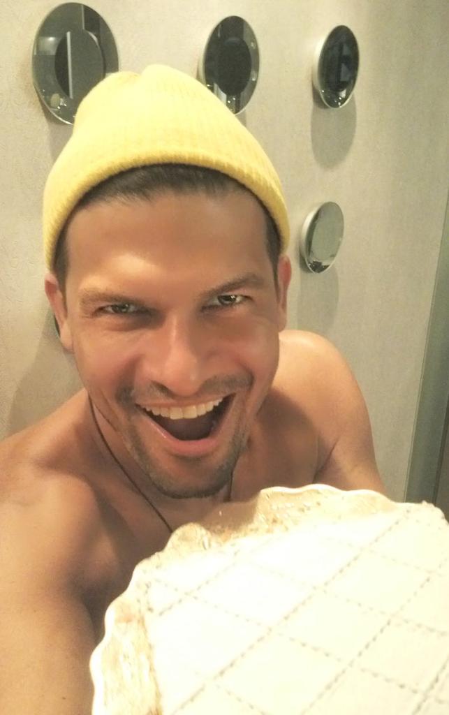 josuevillae's tweet photo. ¡Este milhojas me esta tentando a romper la dieta! ¿Qué dicen la rompo?
#SuperPostre #RompiendoLaDieta http://t.co/yS2tOP2WVp