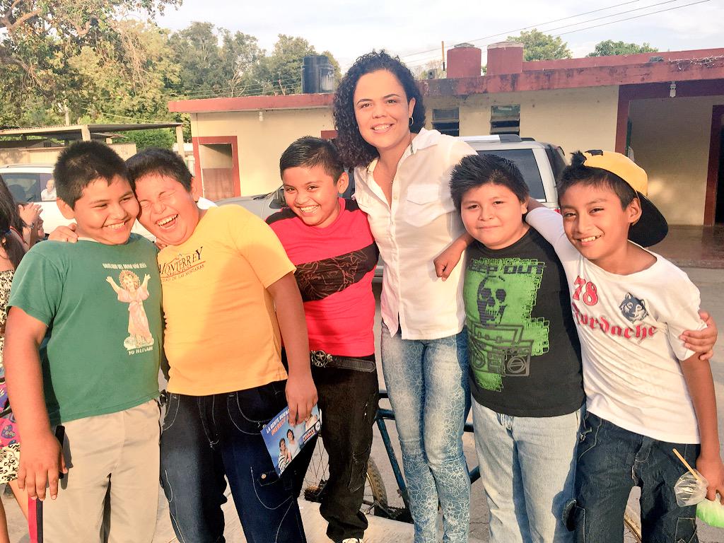 marianagc's tweet photo. Con el presente y el futuro de #Campeche... Nuestros niños. ¡Gran tarde! http://t.co/Pre3mh2PCP