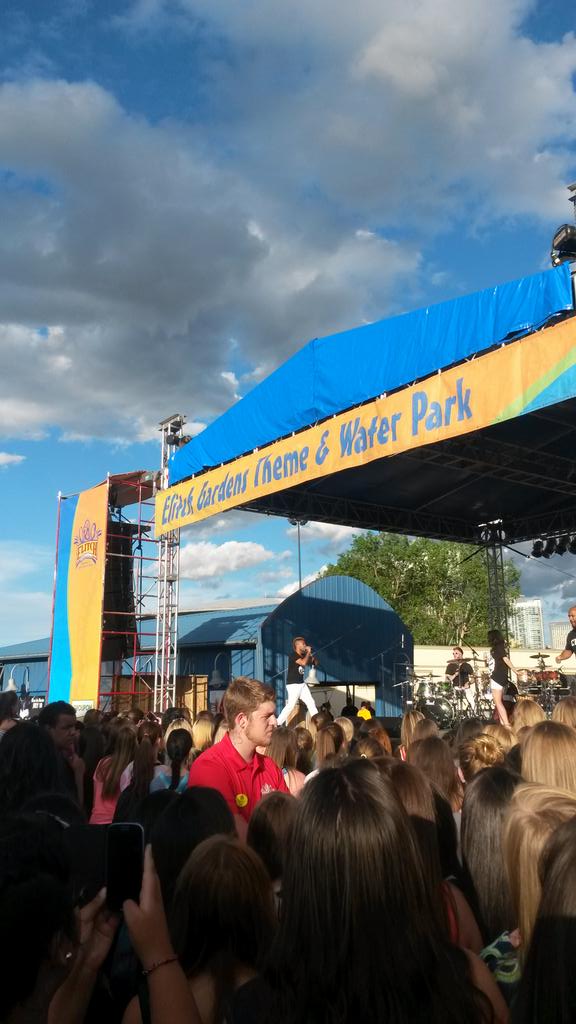 Leezipop88100's tweet photo. Getting ready to see @jakemiller so excited😍😙 !!!! http://t.co/E47cBR28ZW