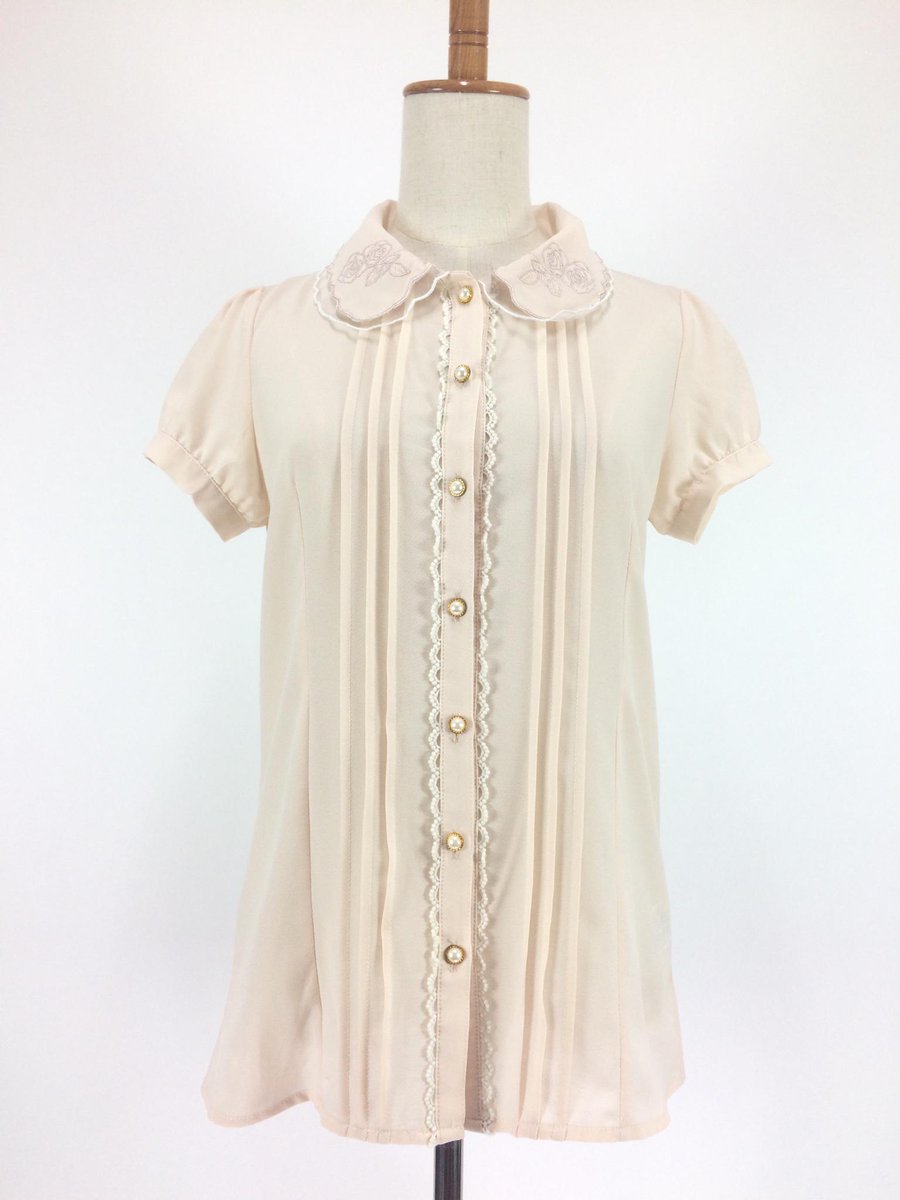 SweetGirlyNet's tweet photo. 陳列中のお洋服からご紹介🔖 アンクルージュのバラ刺繍🌹衿���ラウスです❗️パールボタンとパフ袖がガーリーなシルエットのお洋服💓 ボトムも合わせやすいですね✨
https://t.co/LScC5EKQFE https://t.co/wDEkyWGTJK