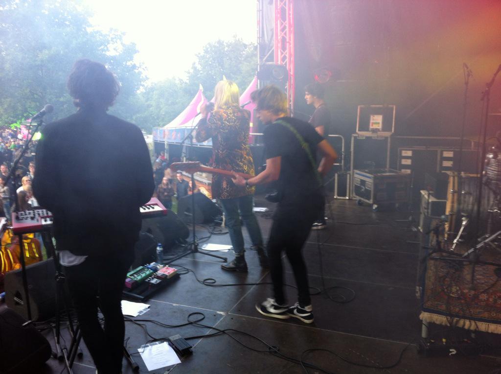 C_Moorman's tweet photo. Zo trots op deze guys! @RONDEMUSIC na 4 maanden weer on stage and killing it! #Kaaspop #PoponTop http://t.co/qeiRYBnh3V