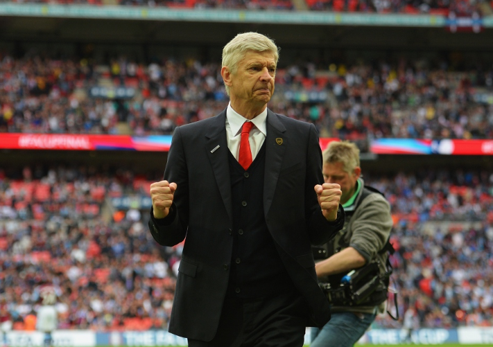 MirrorFootball's tweet photo. Wenger on transfers: "I am not in a buying mood tonight - I will buy drinks for my players" http://t.co/RkII2Y3vzB http://t.co/h1ahZiVpHN