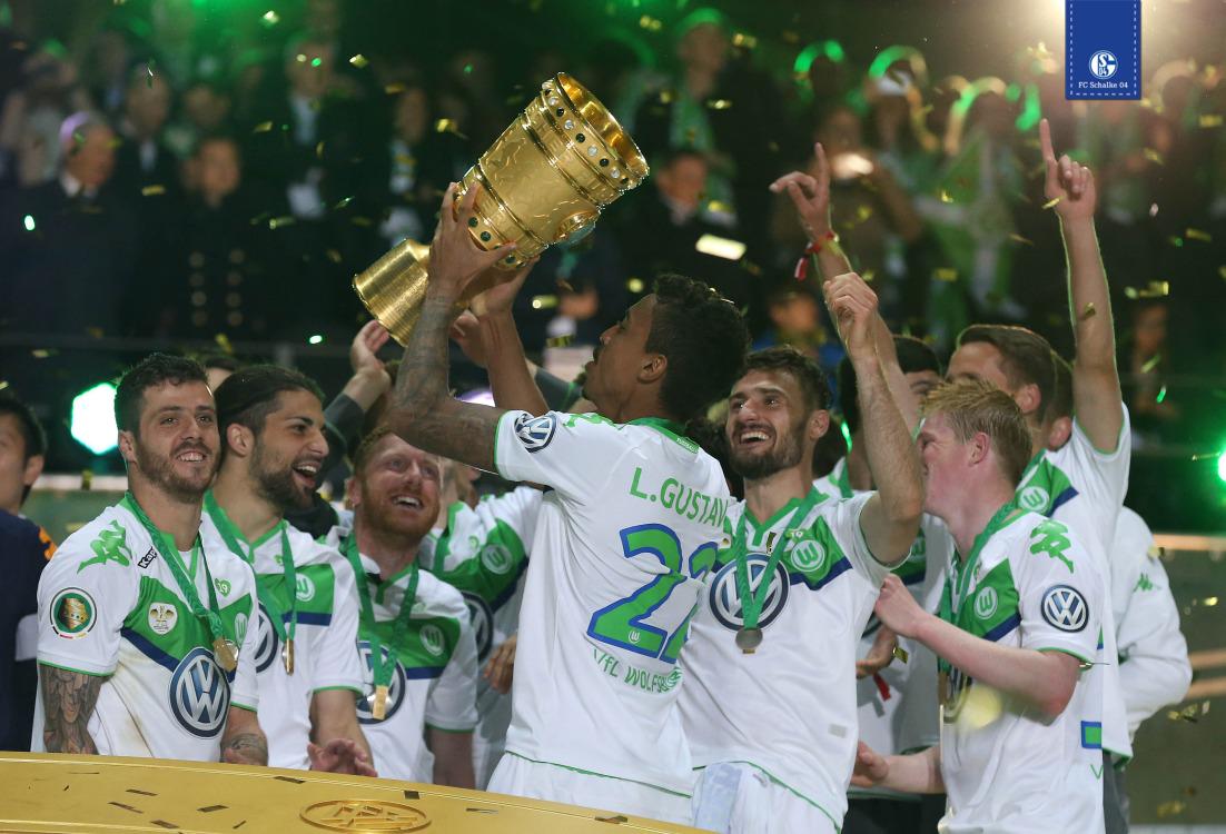 s04's tweet photo. Wir gratulieren dem @VfL_Wolfsburg zum Sieg bei #BVBWOB - und sagen danke für die Schützenhilfe @EuropaLeague http://t.co/x8KRwu1Zdv