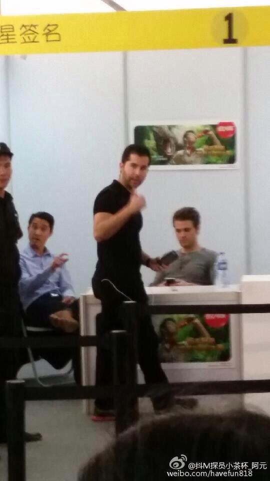 WesleySourceFR_'s tweet photo. #PHOTOS de @paulwesley a là convention #WizardWorldFansTangComicCon à Guangzhou (Chine) aujourd'hui  [30/05/15] http://t.co/TOayPMSR7t