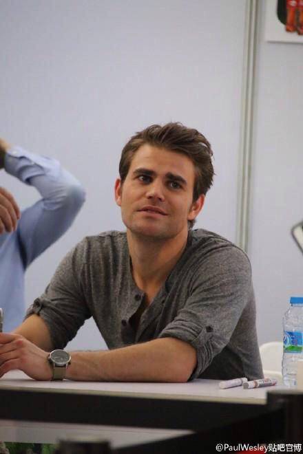 WesleySourceFR_'s tweet photo. #PHOTOS de @paulwesley a là convention #WizardWorldFansTangComicCon à Guangzhou (Chine) aujourd'hui  [30/05/15] http://t.co/7kZMNxTq8L