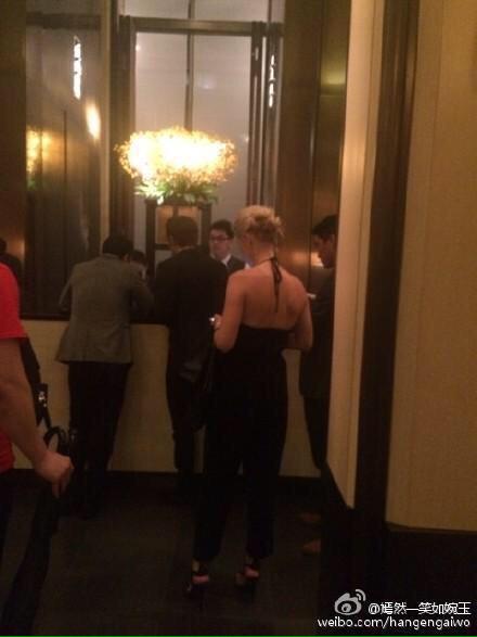 WesleySourceFR_'s tweet photo. #PHOTOS de @paulwesley et @claireholt dans leur hôtel à Guangzhou (Chine) aujourd'hui [30/05/15] http://t.co/YuYGAiZ5QV