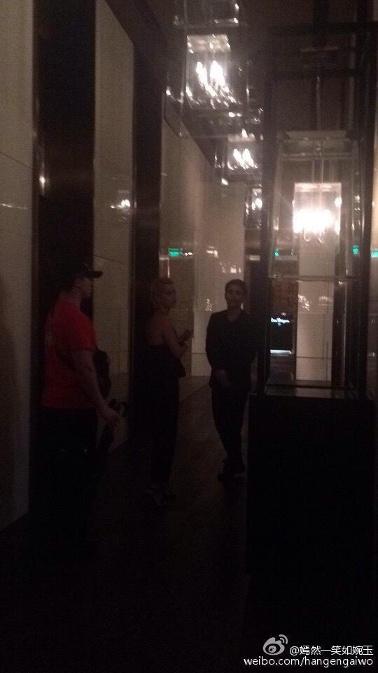 WesleySourceFR_'s tweet photo. #PHOTOS de @paulwesley et @claireholt dans leur hôtel à Guangzhou (Chine) aujourd'hui [30/05/15] http://t.co/lqYvTXSrZn