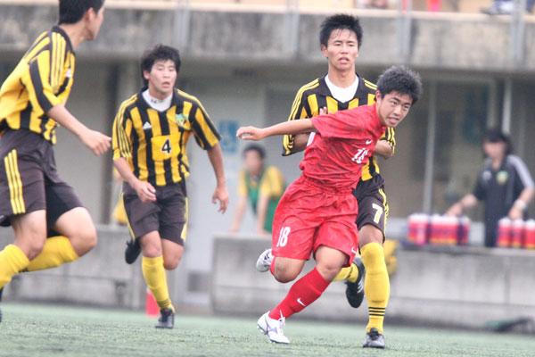 赤い彗星 東福岡高校サッカー 写真館 平成27年度福岡県高校サッカー大会 準決勝 東福岡 東海大五 全九州大会出場決定 全国総体出場まであと１勝 期待の長身df 中山天彦選手等も交代で出場した 続きの画像は Http T Co Ay7odqvklc Http T