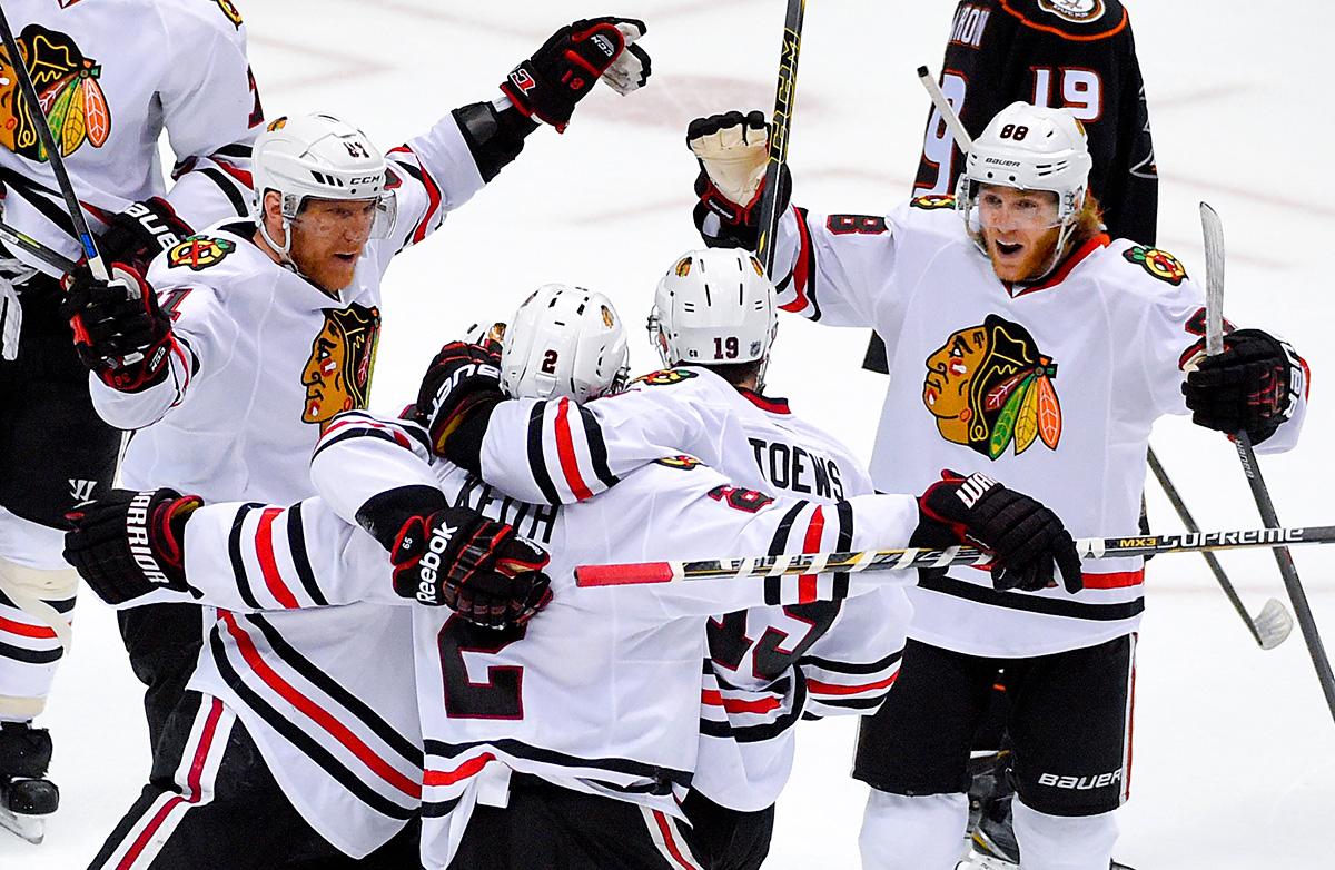 ChicagoBears's tweet photo. Hoping to see more photos like this in a few hours. 
We're all cheering for you, @NHLBlackhawks.
#Game7 #Blackhawks http://t.co/tl9fsr9p4j