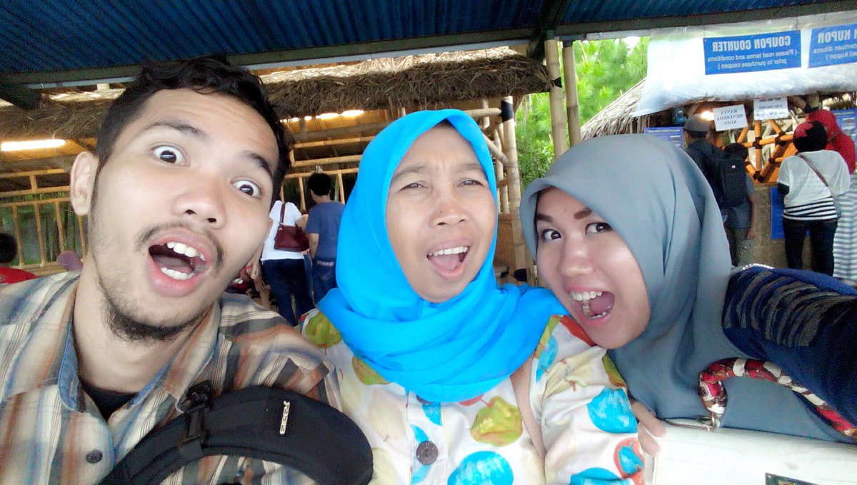 Nurhuseinn's tweet photo. @OnePlus_IDN me, mom and my sista.. versi mangap hhe #BagiBagiOnePlus http://t.co/m73TEPha8W