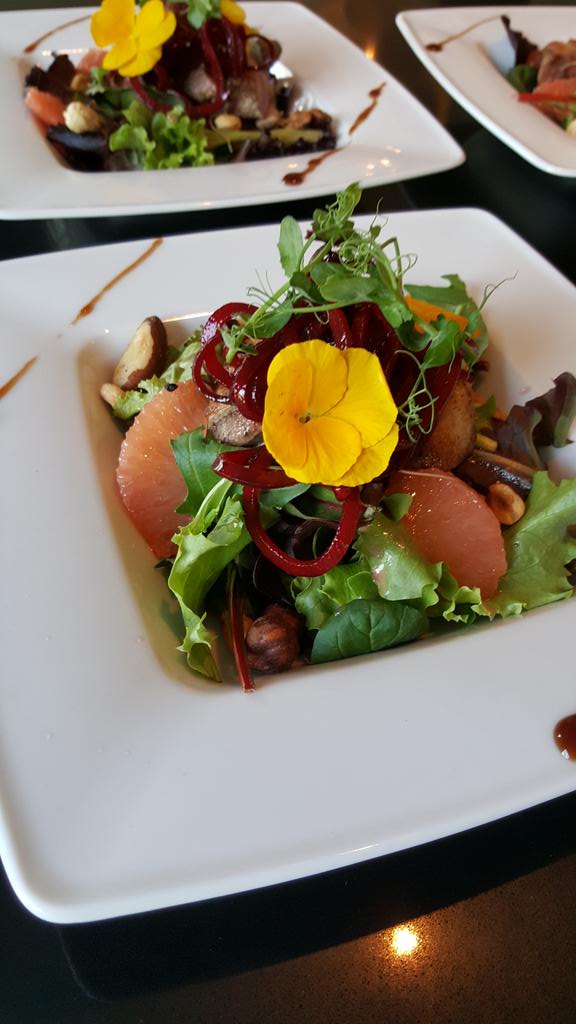 cokenfreelance's tweet photo. salade gebakken eendenborst bij het thuisdiner vandaag #lekker http://t.co/wpVMQOdOpe