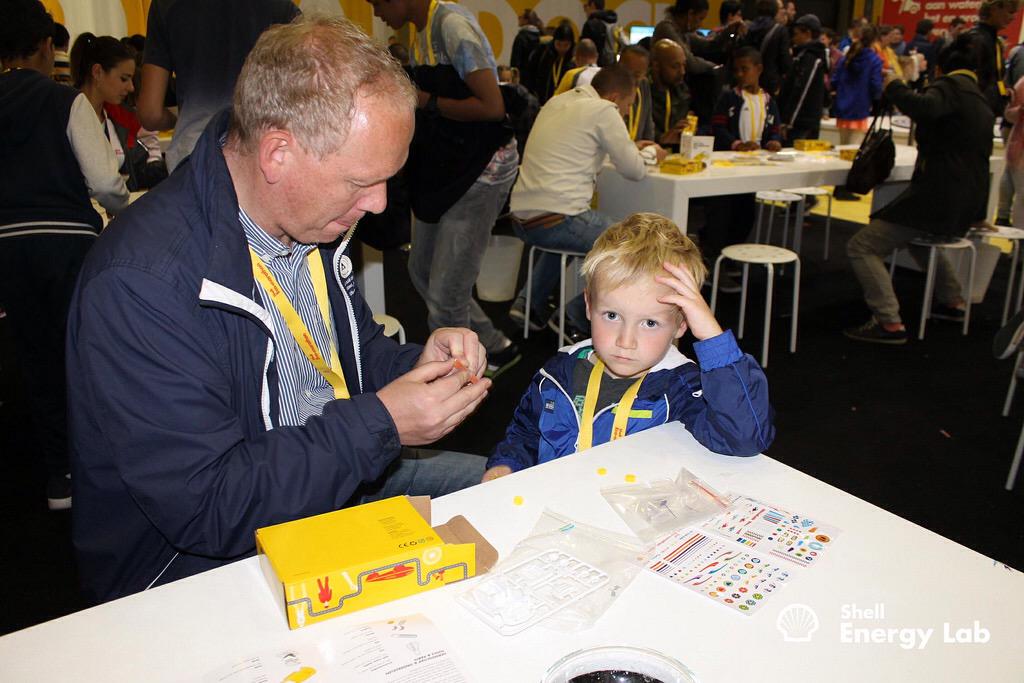 rudijs's tweet photo. Zoon beoordeelt pa's kwaliteiten om autootje in elkaar te zetten op de #SEM2015 http://t.co/jms6LFte8o