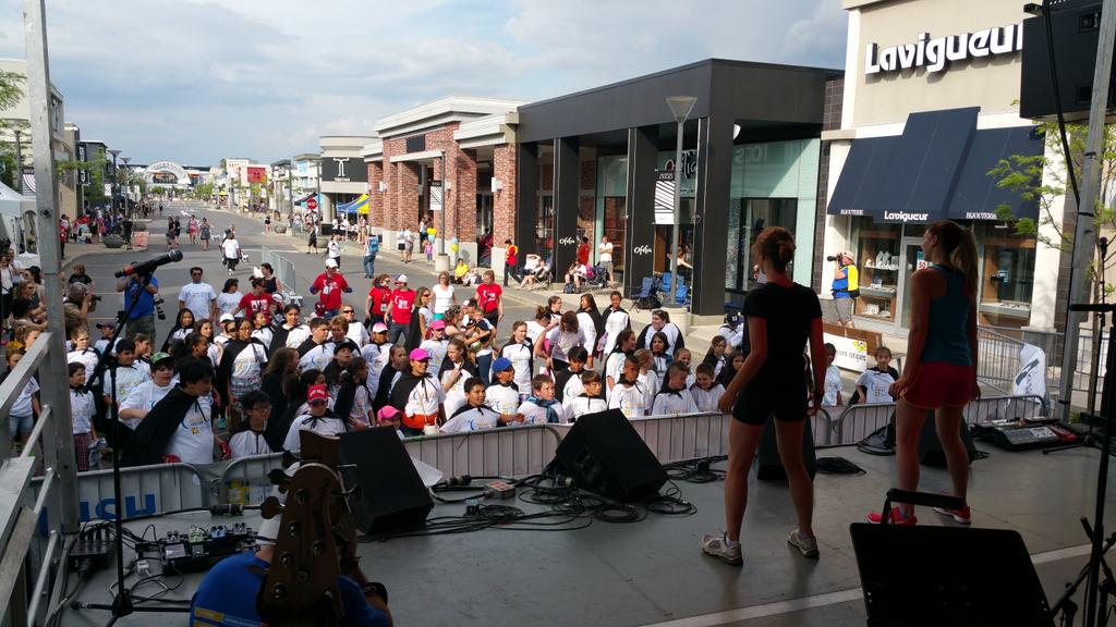 RelaisBrossard's tweet photo. Les jeunes se réchauffent pour L'ÉCOLE du Relais. Des jeunes de 3 à 12 ans contre le cancer. #vivrelerelais http://t.co/bOl3d2e8AQ