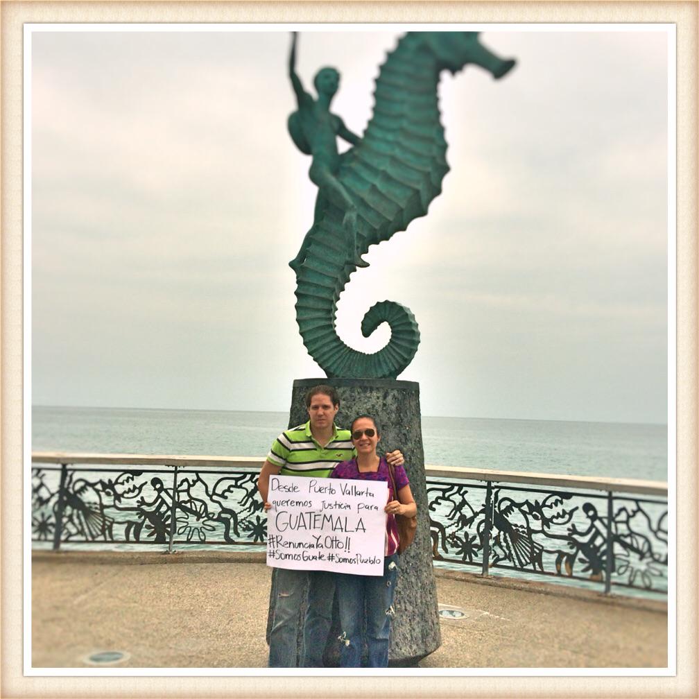 lilylachapina's tweet photo. Desde #México pedimos justicia por mi #Guatemala #RenunciaYaOtto #SomosGuate #ChapinesEnElExtranjero http://t.co/IqMVxmKmSC
