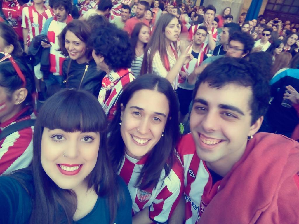 SheilaJusto's tweet photo. @aintzairan #diego ole la gente guapa!!! #CopaDelRey #Bilbao http://t.co/ib5ddqqobu