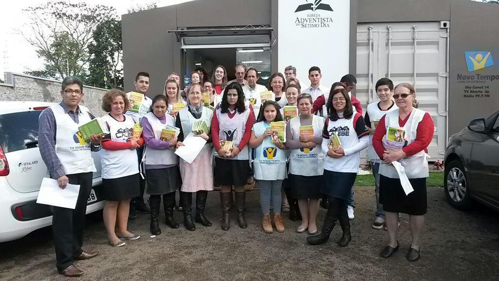 britojair's tweet photo. Igreja do bairro centenário de Sapiranga distribuindo livro Viva com esperança muita bênção http://t.co/NSnDpDTf7W