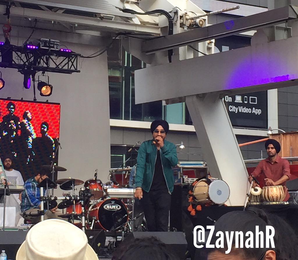 ZaynahR's tweet photo. He sang #hasske 😍 @Kuljeetmusic #desifest2015 http://t.co/CTLZcRbrMF