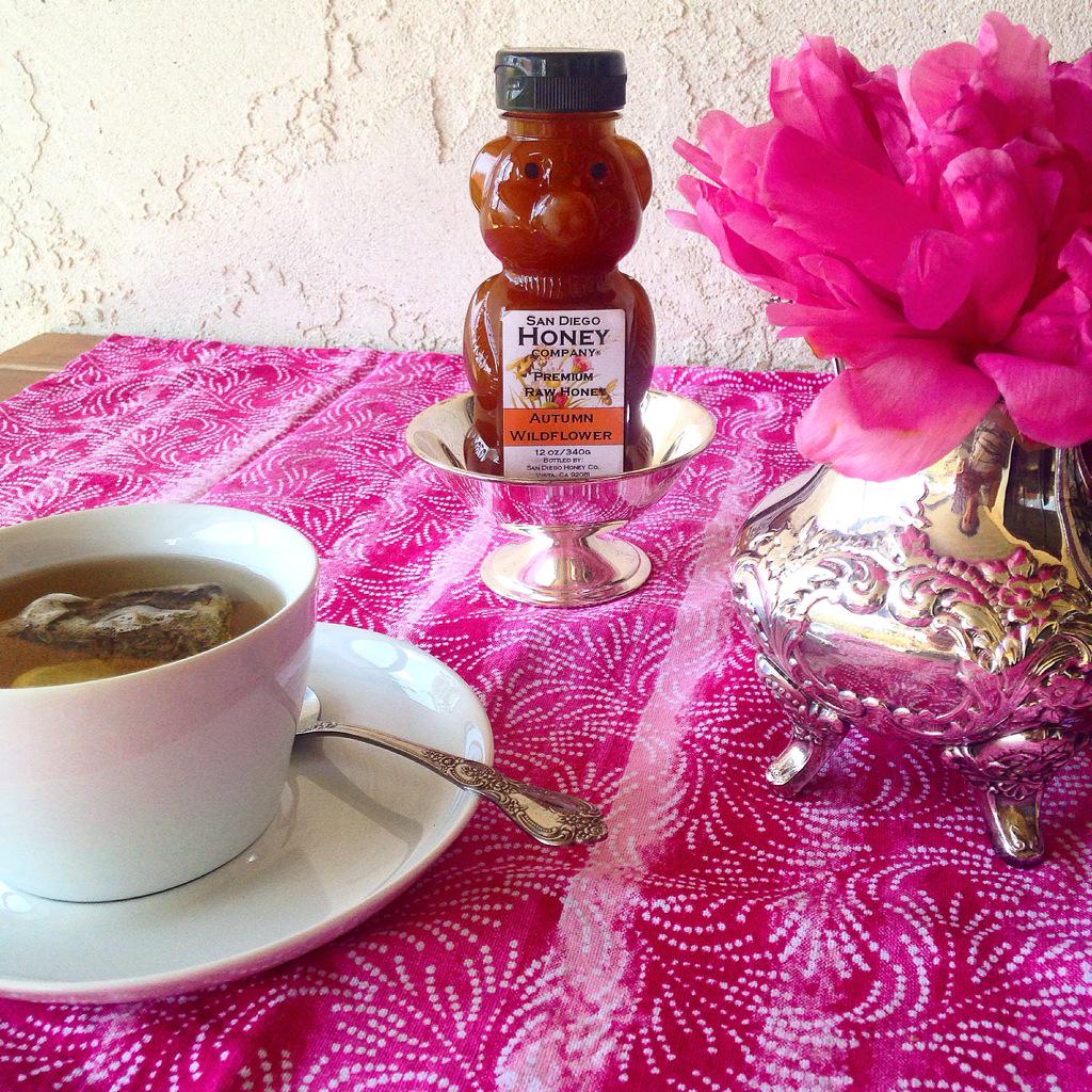 UrbanFreshSD's tweet photo. Royal #teaandhoney π Add some local #raw π―π@sandiegohoney to your #UrbanfreshSD delivery & fancy up your tea & more! http://t.co/XNj4rYx6XU