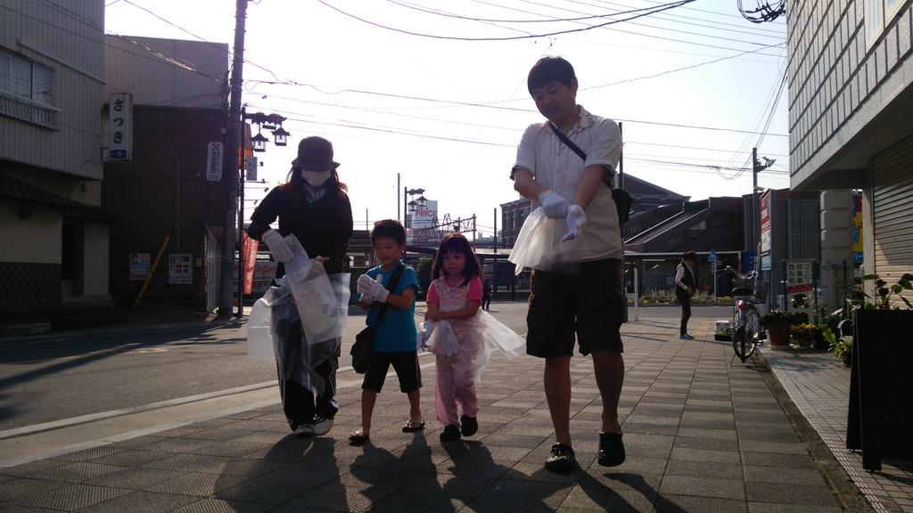 東松山市公式 On Twitter 5月31日 土 東松山市の各地区で 早朝からごみゼロ運動が行われています 箭弓町町内会では 東松山 駅西口や箭弓町第一公園 埼玉りそな銀行東松山支店を拠点として 元気にごみ拾いなどの清掃活動が始まりました 東松山 ごみゼロ Http