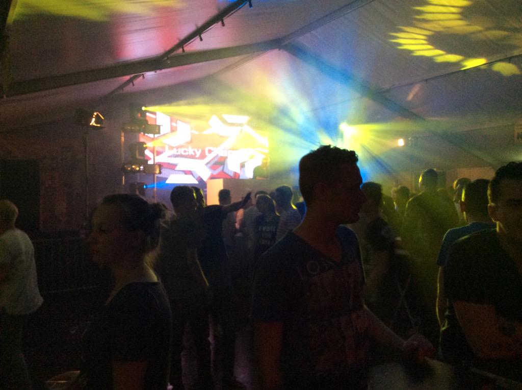 @NveenTentfeest uit zijn dak met @luckycharmes