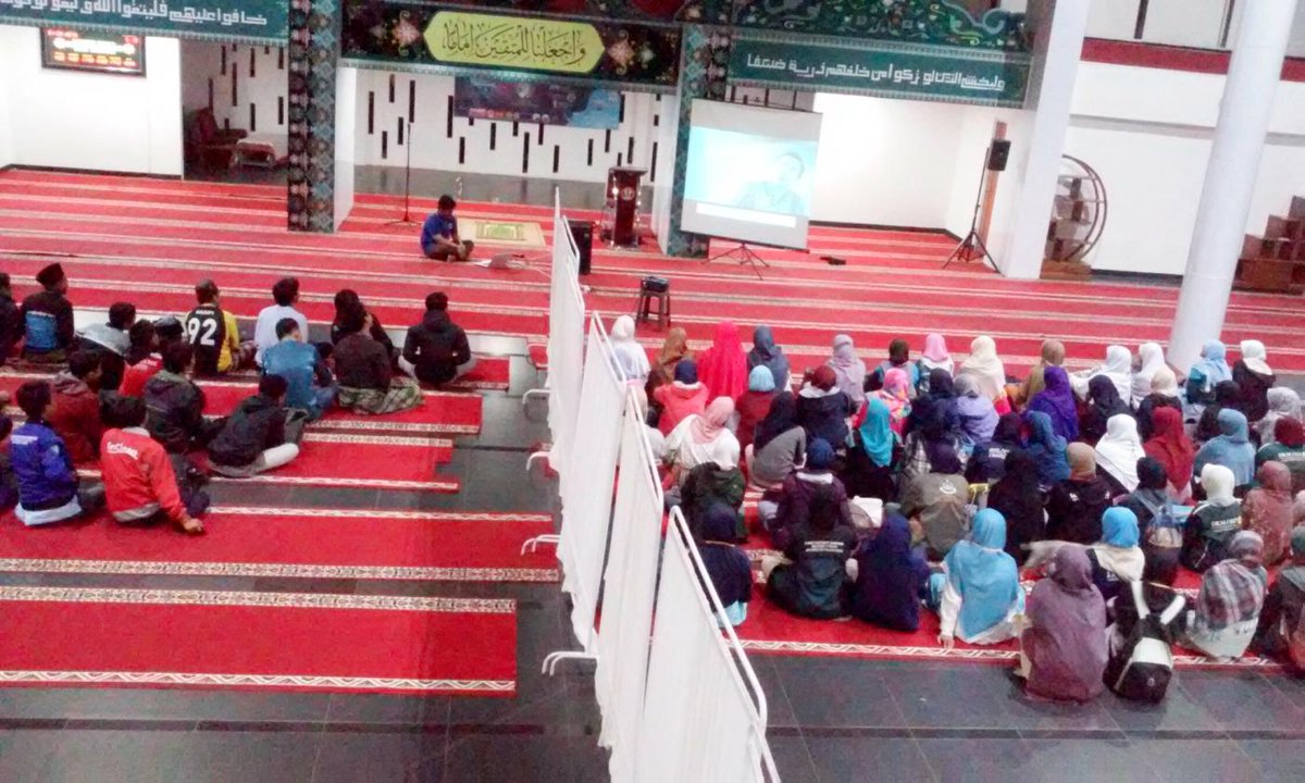 nakula2015's tweet photo. Nobar film Komunitas @PejuangSubuh #Shubuhberkah #NIKMATNYA #MALAMKU #BERSAMA #ALLAH cc: @anak_unpad @bem_unpad http://t.co/fjBkYEc1lM