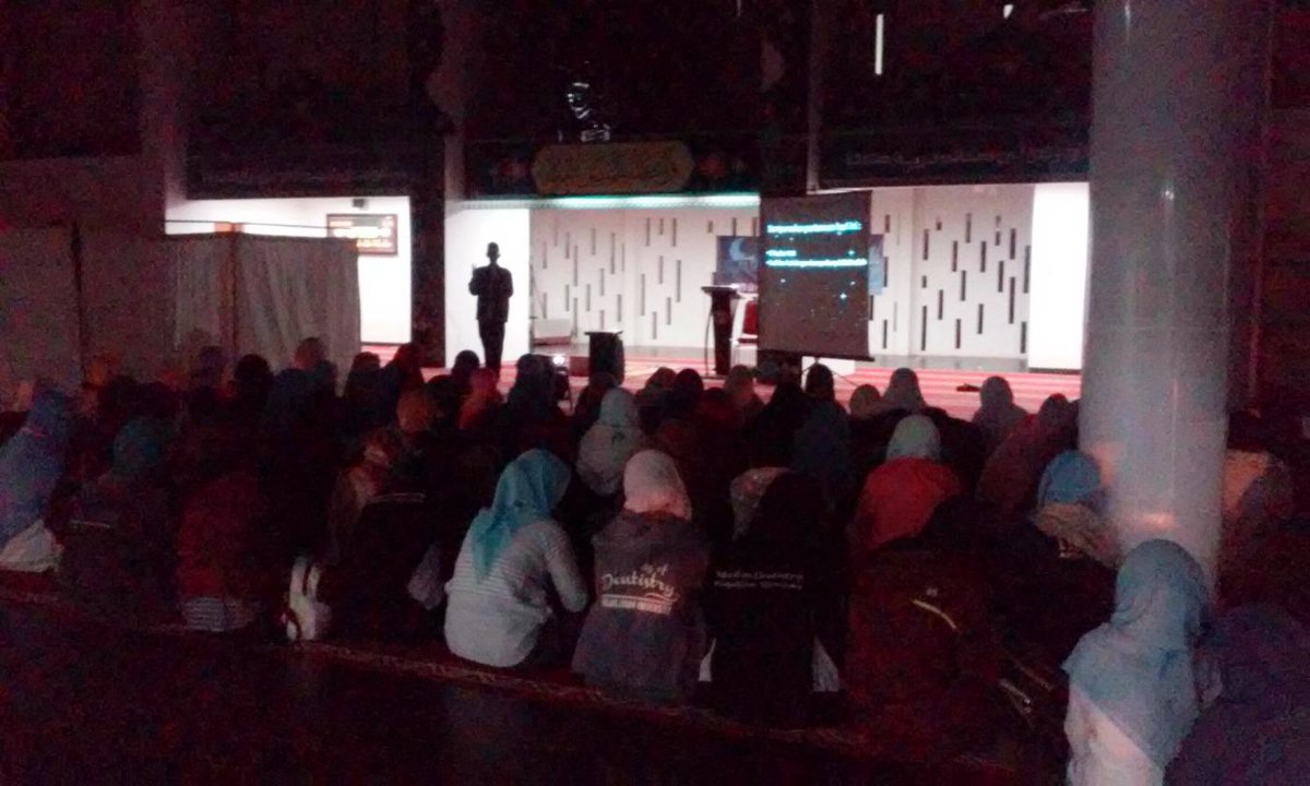 nakula2015's tweet photo. Suasana muhasabah&amp;tausyiah w/ Ust. Dehari teguh aji #NIKMATNYA #MALAMKU #BERSAMA #ALLAH cc: @anak_unpad @bem_unpad http://t.co/zLfy5LyaWv