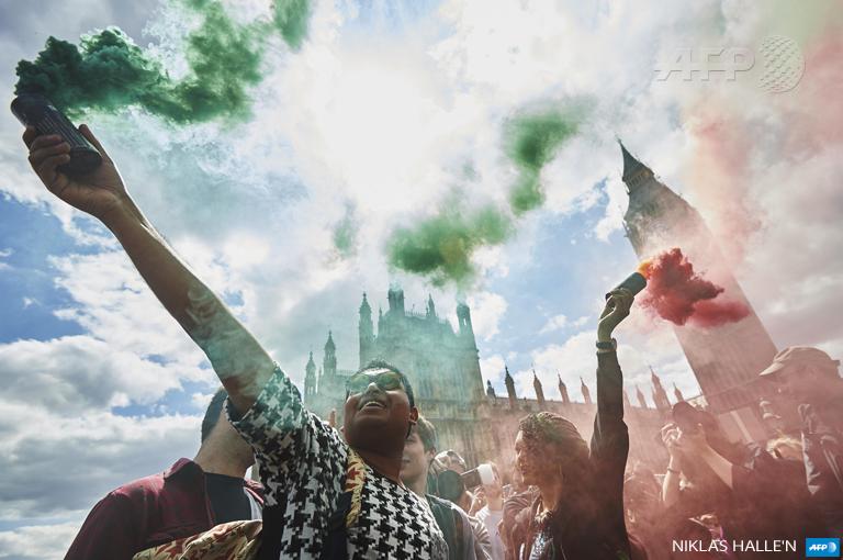 afpfr's tweet photo. #instantané Pendant une manifestation anti-austérité à Londres, par @niklashallen #AFP http://t.co/AJNu6XYrjR
