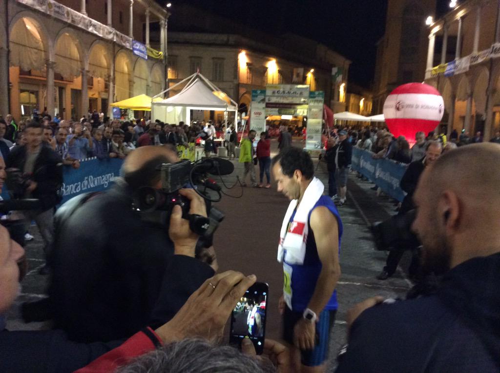 runninginITALY's tweet photo. É arrivato il nostro campione!!!!@davidecassani #100km #running @runnersworldITA http://t.co/ikSQMraCyo