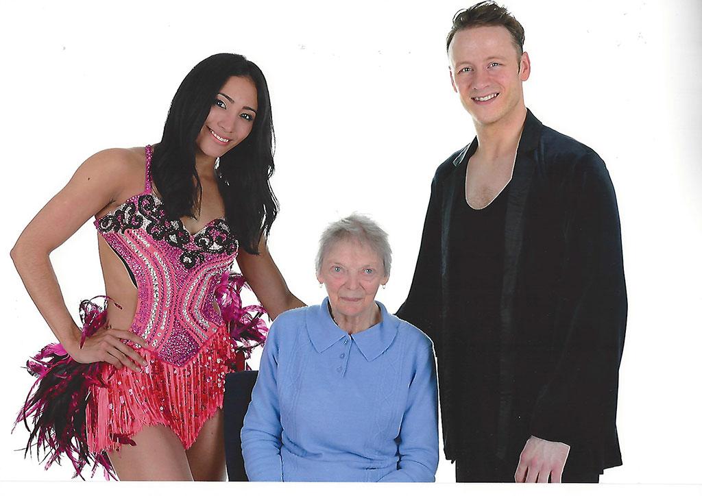 capnross's tweet photo. @karen_hauer @keviclifton Thank you SO much for a wonderful evening! We were delighted to have met you. Safe trip! x http://t.co/c5nv8qUcyN