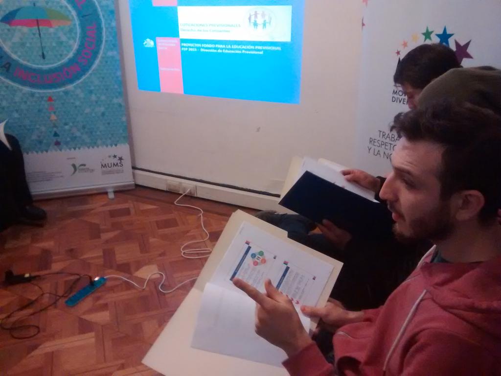 MUMS_Chile's tweet photo. Nuestro charla de información previsicional #FEP2014 @previsionsocial http://t.co/628o82vAkp