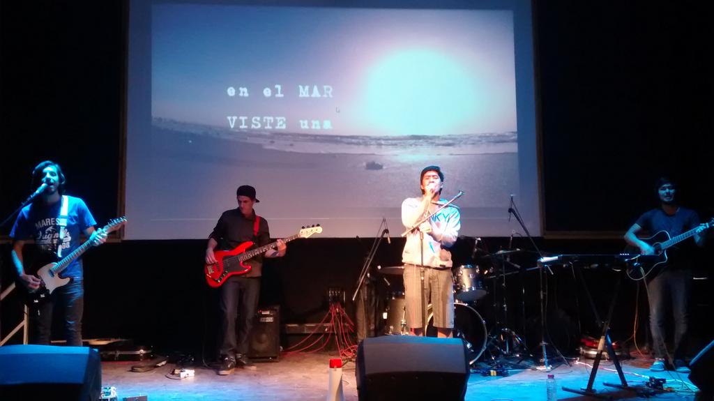 descendenciaa's tweet photo. Comenzamos con la presentación de nuestro nuevo disco #DeTuBarrioYElMio! En este momento estamos tocando "Fui Yo" http://t.co/YedFJsYVeG