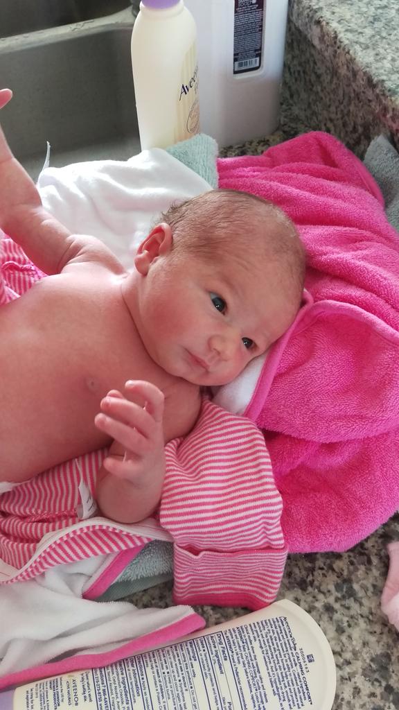 xCOLINBELLx's tweet photo. Bath time for Hadley #1stbath http://t.co/nhbHZpaipl