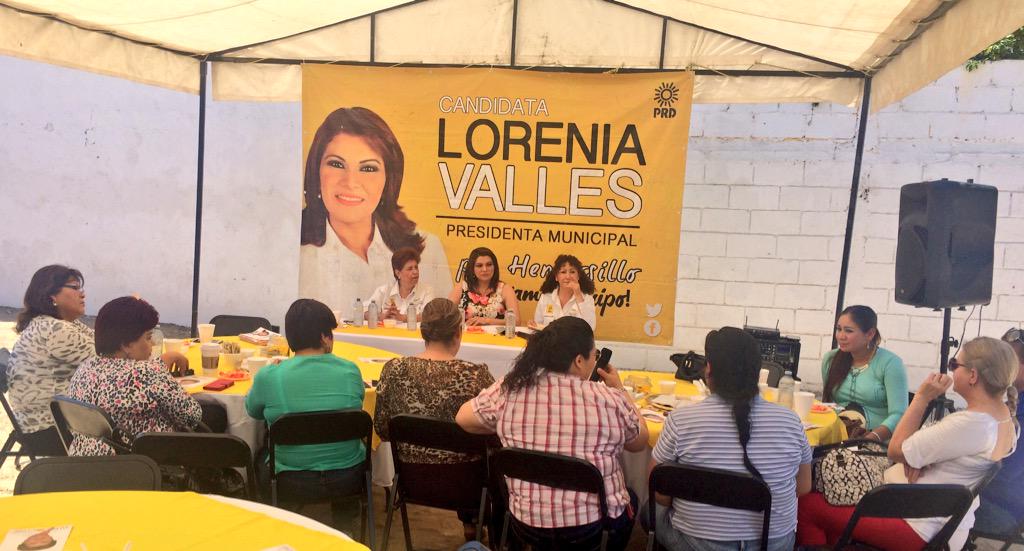LoreniaValles_'s tweet photo. Encuentro con Enfermeras del Sector Público y Privado, comentamos nuestras propuestas para un #HermosilloSaludable http://t.co/wF9GbexVlv