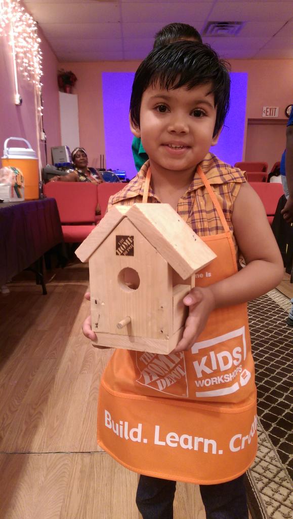 BleedOrangeB's tweet photo. Had a fantastic time working in the community  today for a special kids workshop. #store6150 @DLapshan @RonnieOddo http://t.co/6aZaMdTnK4