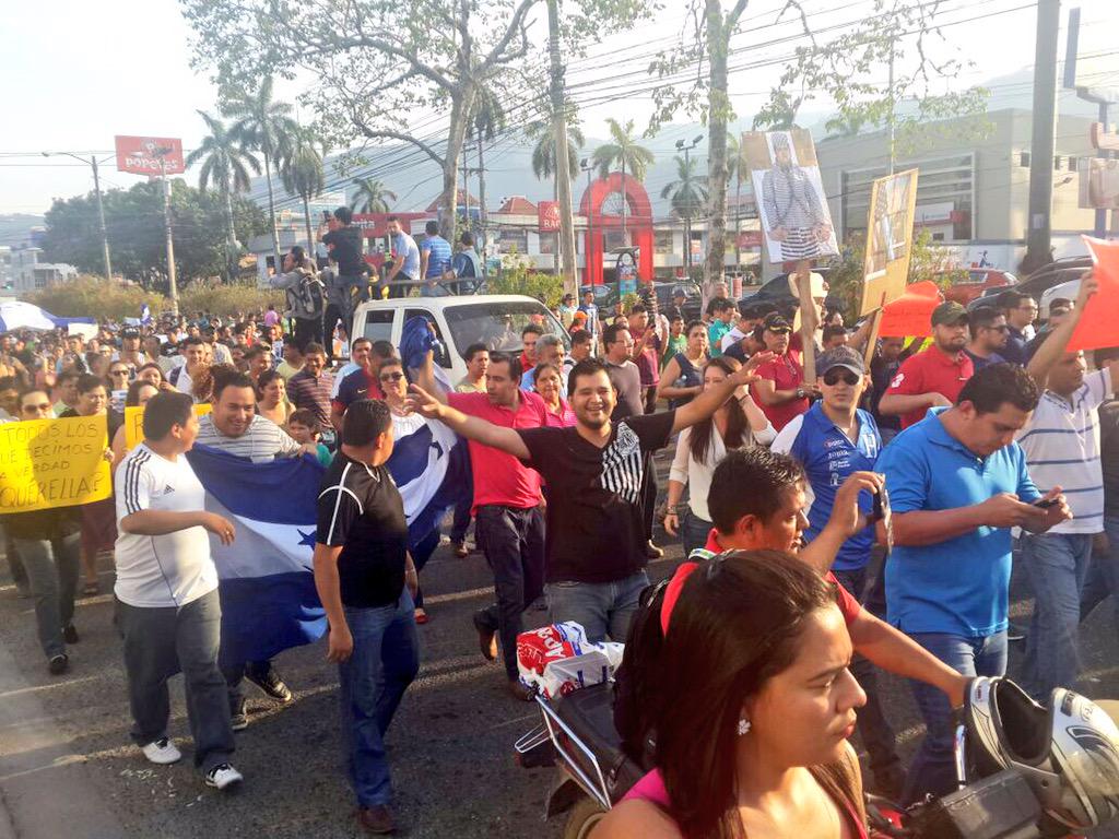 lanotta's tweet photo. #SanPedroSula sale a las calles a protestar contra la #corrupción y saqueo al #IHSS http://t.co/hKkSsyNkMA