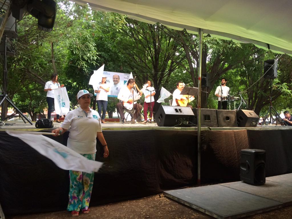 flaviobernal's tweet photo. Arrancando #CierreDeCampana, hoy será #FiestaTurquesa http://t.co/qmOZzHlVvV
