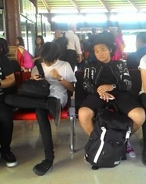 Yang di samping Aldi serius banget mainin hp nya. lg stalk atao gimana tuh😂😂 <a href="/iqbaale/">iqbaal ramadhan</a> <a href="/AlvaroMaldini1/">AlvaroMaldini</a>