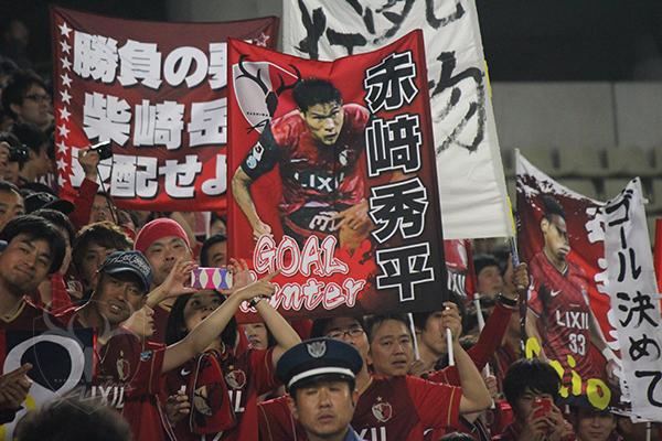 atlrs_official's tweet photo. 皆さん、おはようございます！今日は15時より練習スタート予定です。写真は、ゴール裏の皆さんへお礼を伝える赤崎選手。やっぱり勝った次の日の朝は、爽快です！#antlers http://t.co/w8yHGmSU41