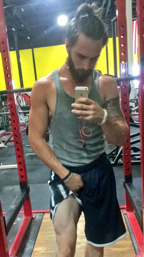 cazoo222's tweet photo. Tryna put some more mass on these chicken legs #DemCutsDoe #LegDay #Vascular #Defined #HighDefiniton http://t.co/jJDF0XhWy0