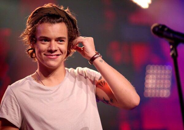 428_minami's tweet photo. 来年だけど今からそなえて🇬🇧💘🇯🇵
harryの誕生日の2月1日までに210RTか2100RTを目指します。
#HarryGirlはRT 
#DirさんRT 
#相互してもいいよって人RTお願いします
#RTした人全員フォローする http://t.co/dLIvwOV9gc