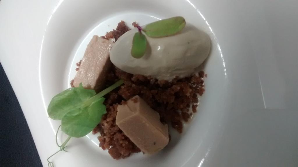 ChefMichel_MCF's tweet photo. Amuse bouche de hoy en #restaurantpiaf foie gras helado de café tierra de cocoa http://t.co/ABuQ3eyZDL