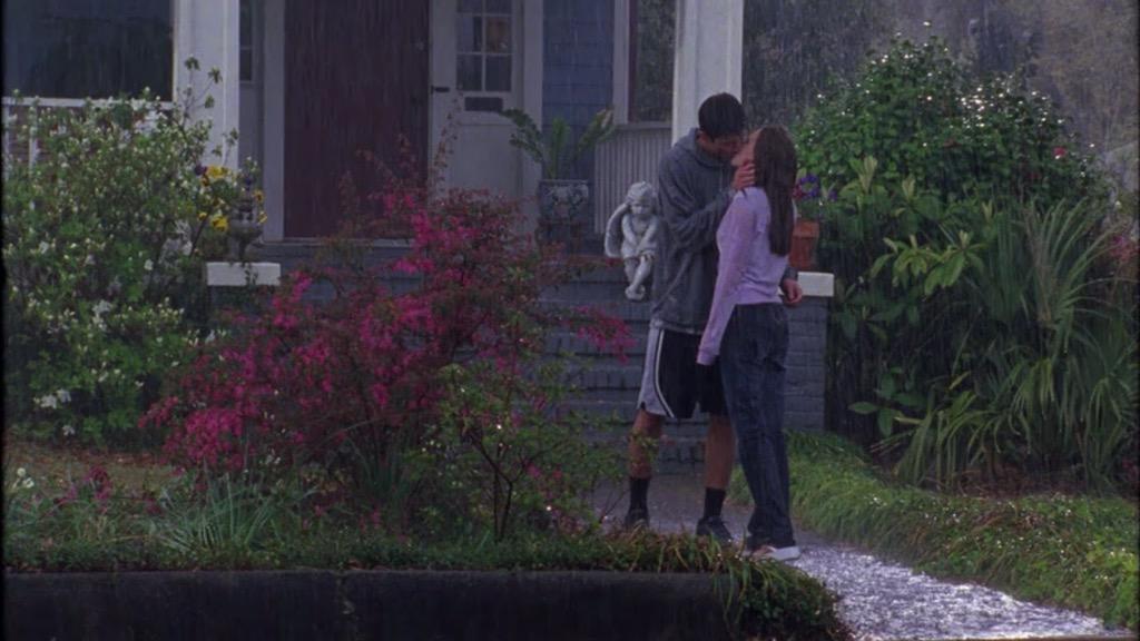 otheverything's tweet photo. Life goal: to kiss in the rain like Nathan and Haley 😍 http://t.co/1wsmEXzPnf