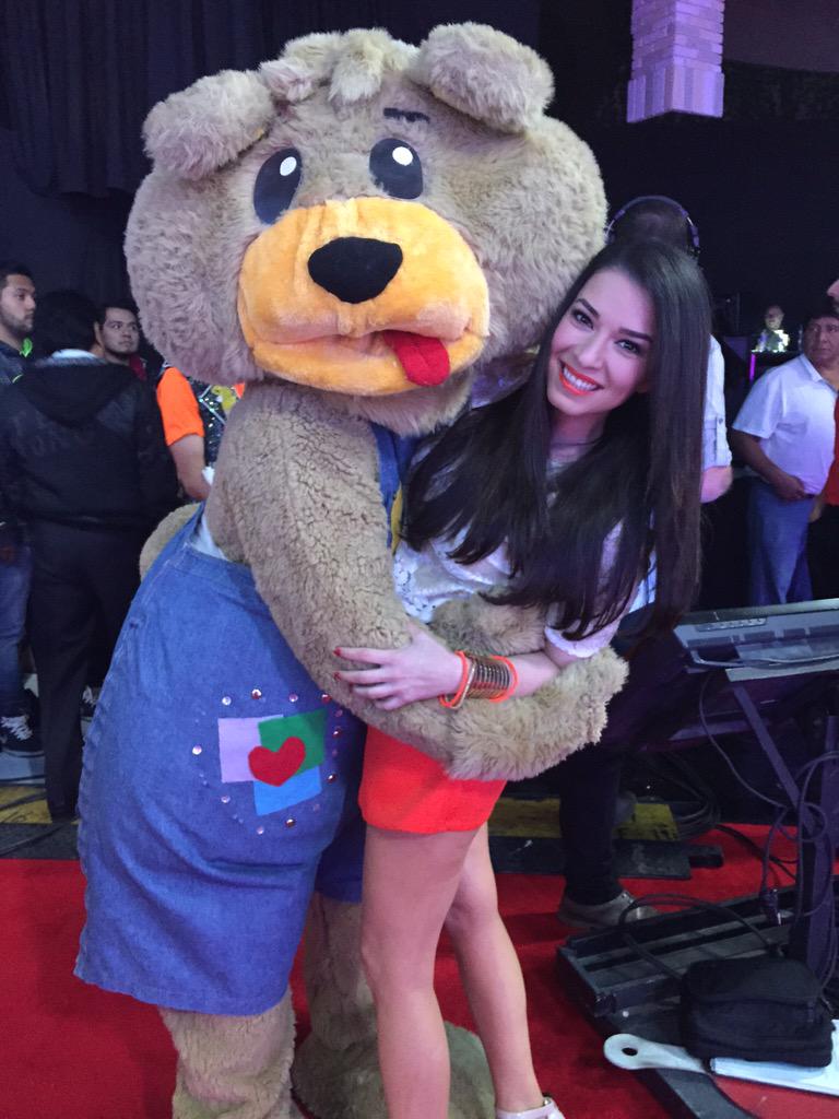 LAURAGII's tweet photo. Ya estamos en @SabadazoOficial !!!!!! Aquí con el @OsitoBipolarOf 😁 http://t.co/iZwkrK9Q60