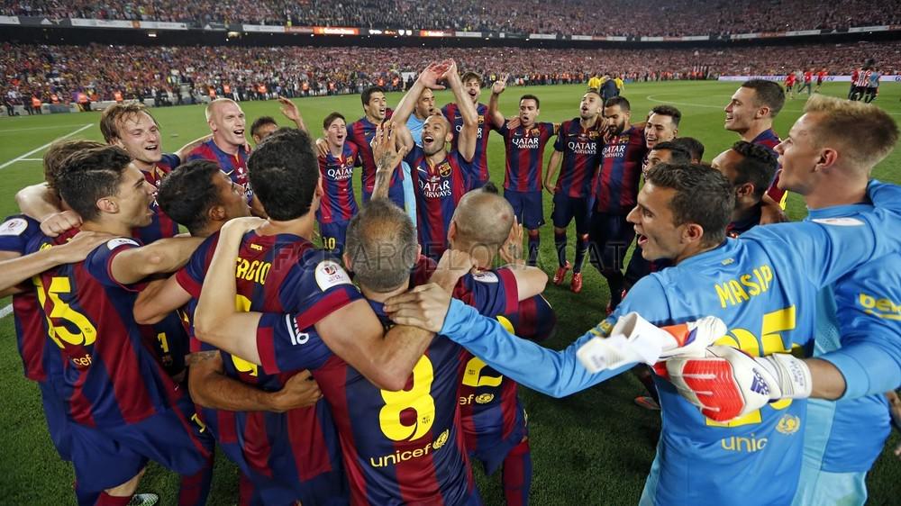 FCBarcelona_es's tweet photo. [VÍDEO] ¡Vuelve a vivir la celebración de la Copa sobre el césped del Camp Nou! http://t.co/2mwv5wJJ94  #CampionsFCB http://t.co/ATa8RshyuT