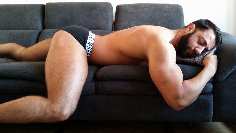 1 pic. hot stud on the couch.. @PrnPrtyPlay @manlymanq8 @sammmybutler @babakatt @ender_mcbo @michaellucasnyc @LucasEnt http://t.co/VyGXB4GnWg