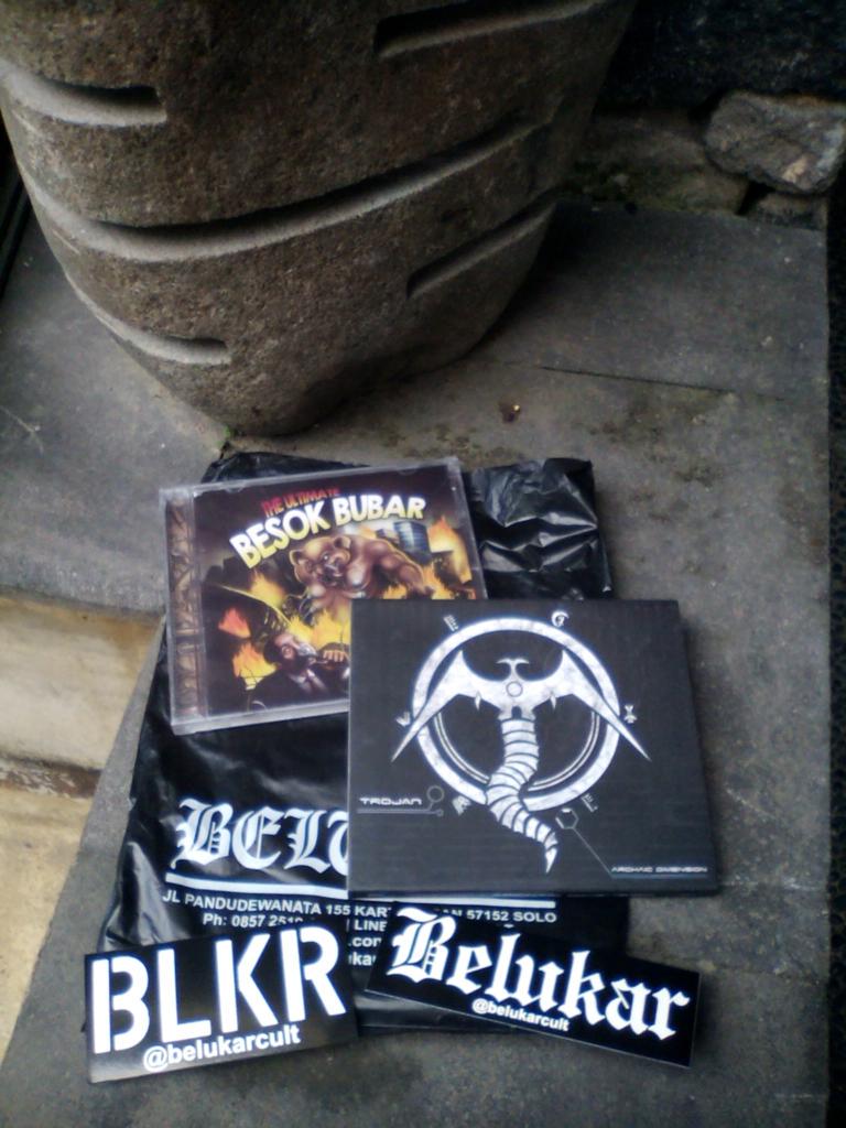 SOLO!! >>RT <a href="/Kukuh_Hadi/">kph</a>: Berkunjung di <a href="/belukarcult/">Obey Your Deadlord!</a> sukses mendapatkan CD Trojan dan Besok bubar.... Happy weekend !!